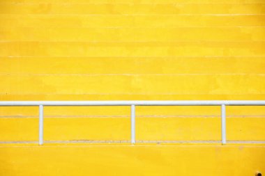 stadyum tribünde - sarı