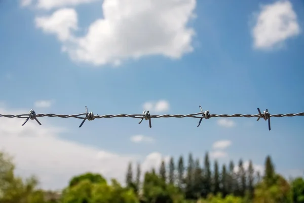 青い空と有刺鉄線のフェンス — ストック写真