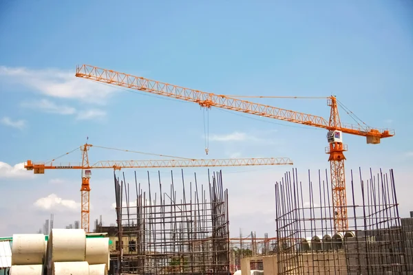 Crane and building — Stock Photo, Image