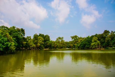 gölet Park mavi gökyüzü ile