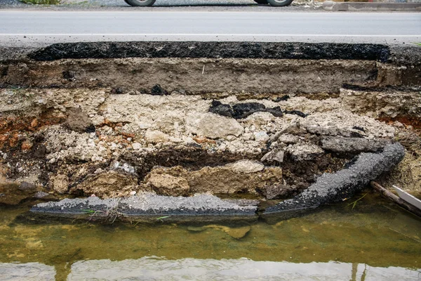 Kaputte Asphaltstraße — Stockfoto