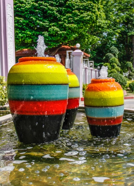 カラフルな壷鍋の噴水 — ストック写真