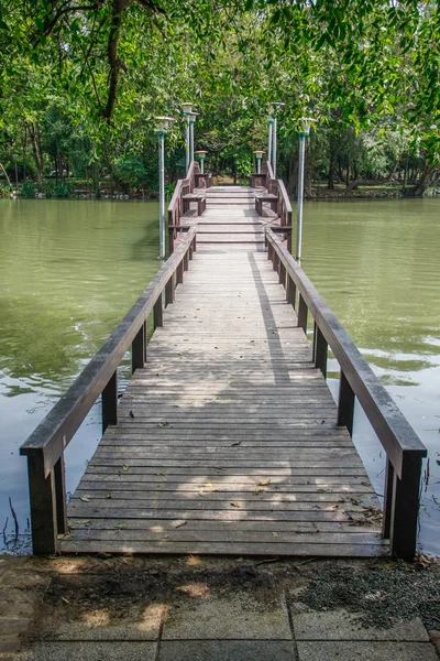 Ponte de madeira sobre lagoa — Fotografia de Stock
