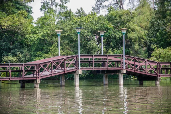 Wooden bridge over pond — Stock Photo, Image