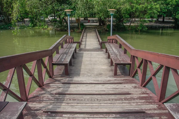 Puente de madera sobre estanque — Foto de Stock