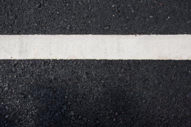 asfalt yol hattında beyaz boya