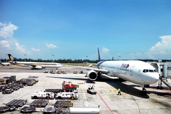 Ein Flugzeug parkt auf dem Flughafen von Changi — Stockfoto