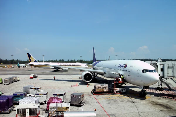 Um estacionamento de aeronaves no aeroporto de Changi — Fotografia de Stock