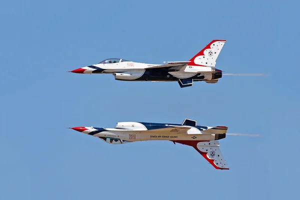 Bize hava kuvvetleri gösteri ekibi thunderbirds — Stok fotoğraf