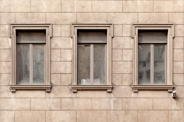 üç pencere kapalı