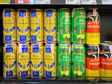 Bangkok Tayland - 4 Ekim 2021: Süpermarkette satılık bir sürü bira markası