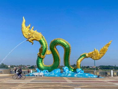Nong Khai Tayland - 9 Aralık 2021: Tayland 'ın kuzeydoğusundaki Nong Khai bölgesinde Mekong Nehri yakınlarındaki yılan heykelinin kralı veya Naga kralı