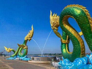 Nong Khai Tayland - 9 Aralık 2021: Tayland 'ın kuzeydoğusundaki Nong Khai bölgesinde Mekong Nehri yakınlarındaki yılan heykelinin kralı veya Naga kralı