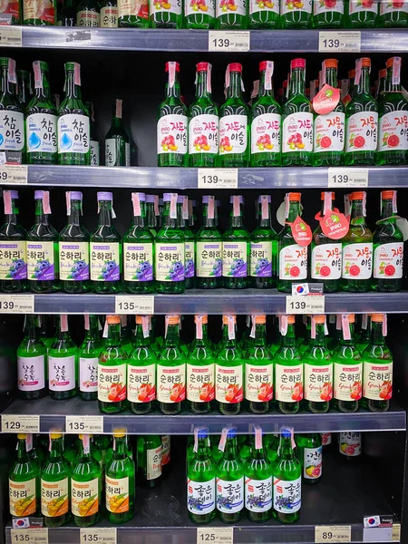 バンコクタイ 1月2022 スーパーマーケットで販売されている棚田でのソジュの多くの味 ソジュは米 小麦または大麦で作られた伝統的な韓国の飲み物です — ストック写真