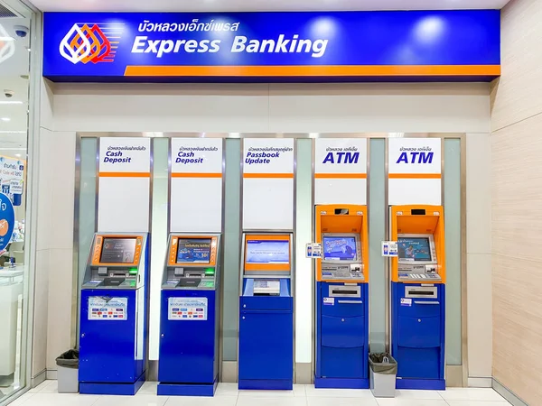 Bangkok Tayland - 25 Ocak 2022: Bangkok Bankası 'nın önündeki Fashion Island Alışveriş Merkezi şubesi ATM makinesi