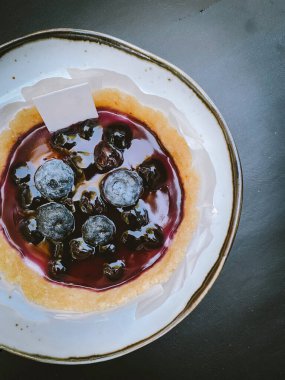 Yaban mersinli kek Masaya beyaz bir tabak koyun