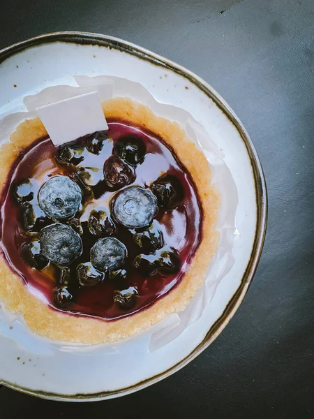 Yaban mersinli kek Masaya beyaz bir tabak koyun