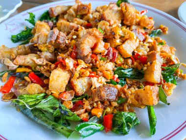 Sarımsaklı ve acılı kızarmış domuz eti.