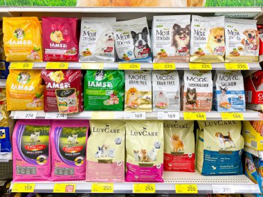 Bangkok Tayland - 6 Nisan 2022: Tesco Lotus Srinakarin şubesindeki bir rafta birçok hayvan yiyeceği markası