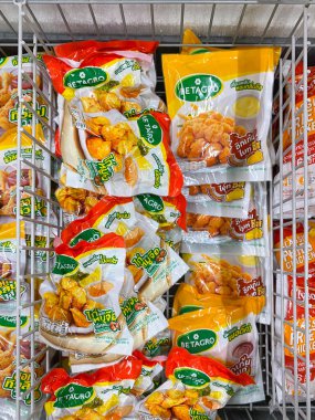 Bangkok Tayland - 21 Nisan 2022: Big C süpermarketindeki buzdolabında satılık peynirli tavuk paketi