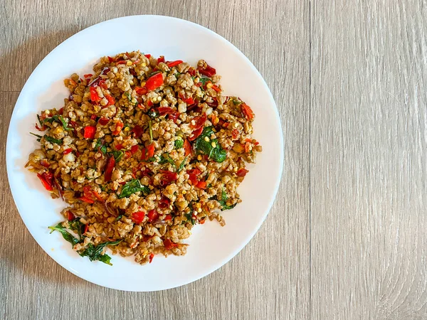 Baharatlı kızarmış domuz ve fesleğen, Tayland yemeği.