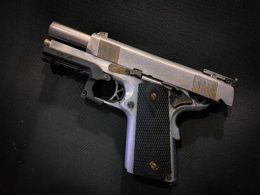 Kumaş arka planında eski ve kirli bir tabanca.