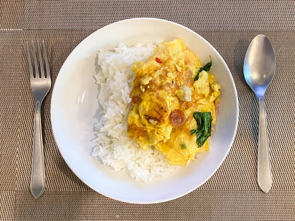 Masada pilav ve omlet hazır.