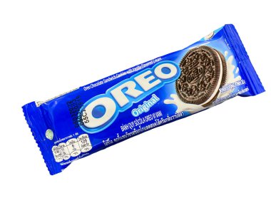 Bangkok Tayland - 22 Mayıs 2022: Beyaz arka planda vanilyalı kremalı Oreo çikolatalı sandviç