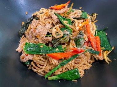 Erişte. Sarhoş, kızarmış, baharatlı ve domuz eti yemeye hazır.