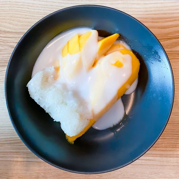 Yapışkan pirinçli mango yemeye hazır. 