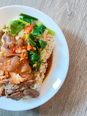 Buharda pişmiş pirinçli domuz budu hazır.