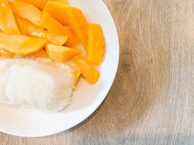 Yapışkan pirinçli mango yemeye hazır.