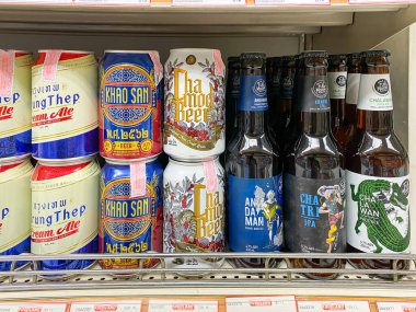 Bangkok Tayland - 15 Haziran 2022: Birçok bira şişesi Foodland süpermarketi Sukhumvit 16 şubesinde satışa sunuldu