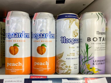 Bangkok Tayland - 17 Haziran 2022: Birçok kutu Hoegaarden Belçika birası satılık 500 ml