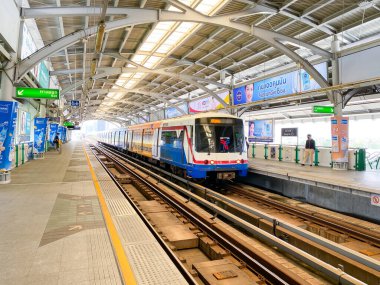 Bangkok Tayland - 22 Haziran 2022: Bangna istasyonuna gelen tren Bangkok, Tayland. Toplu taşıma ağındaki her tren 1000 'den fazla yolcu taşıyabilir.