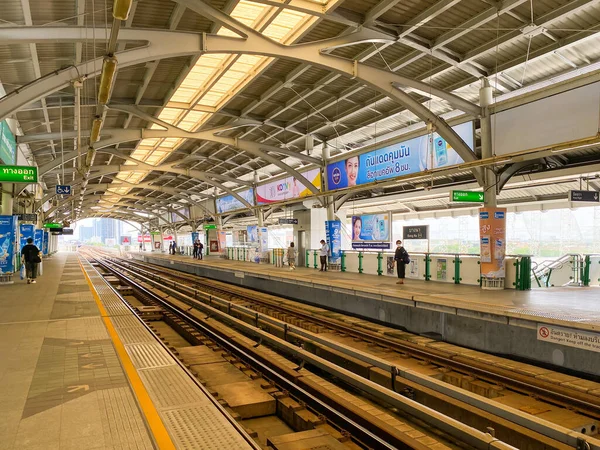 泰国曼谷 2022年6月22日 列车在泰国曼谷的班尼亚车站 Bangna Station 公共交通铁路网的每一列火车可运载1000多名乘客 — 图库照片