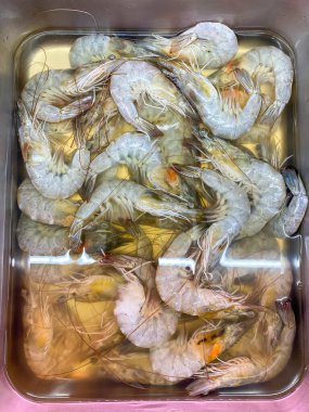 pazardan taze nehir karides