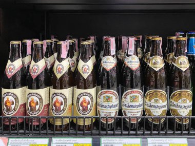 Bangkok Tayland - 27 Haziran 2022: Makro süpermarket Srinakarin sütyeninde satılık bir sürü bira şişesi