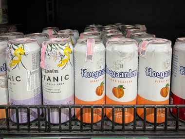 Bangkok Tayland - 27 Haziran 2022: Makro süpermarket Srinakarin sütyeninde satılık bir sürü bira şişesi