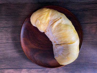 Durian ahşap tabakta yemeye hazır.