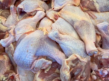 Pazarda satılık taze tavuk kanatları.