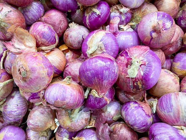 Φρέσκο Shallot Μωβ Στο Καλάθι Προς Πώληση — Φωτογραφία Αρχείου