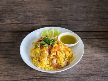 Tahta masada biryani pilavı.