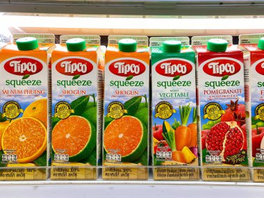 Bangkok Tayland - 27 Haziran 2022: Makro süpermarket Srinakarin şubesinde birçok kutu meyve suyu satışa sunuldu 