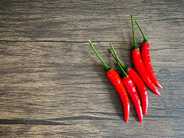 Verse Rode Chili Ruimte Voor Tekst Houten Ondergrond — Stockfoto