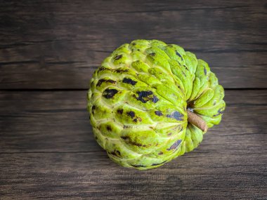 Taze kremalı elma masada yemeye hazır.