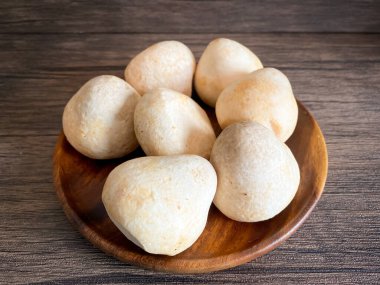 Masadaki ahşap tabakta saman mantarı