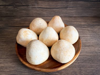 Masadaki ahşap tabakta saman mantarı