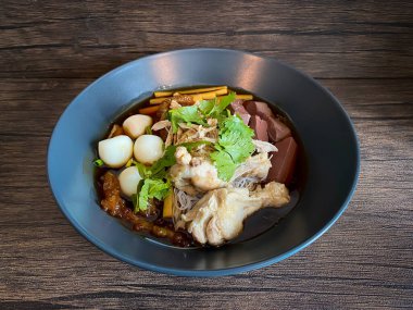 Tavuklu maw çorbası. Masada ye.