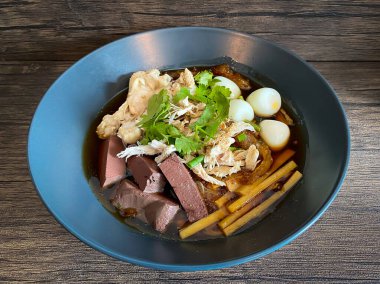 Tavuklu maw çorbası. Masada ye.